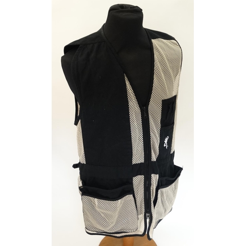 102 - A men's Browning trapper creek mesh shooting gilet / vest, size L