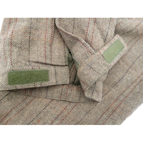 121 - A pair of Jack Orton men's price point tweed breeks in light olive, size 44, new with tags