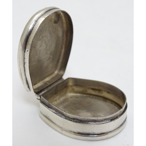 170 - A silver pill box formed as a horseshoe with horse head decoration to top. 1 1/4'' long