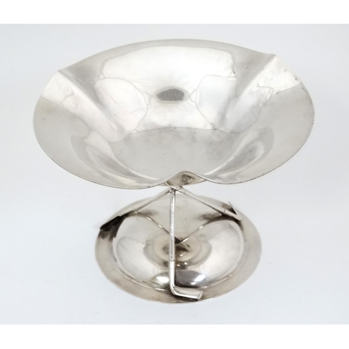 175 - A silver plate pedestal bon bon dish / small tazza, supported on three crossed golf clubs and on a c... 