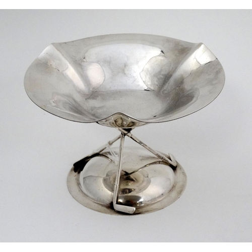 175 - A silver plate pedestal bon bon dish / small tazza, supported on three crossed golf clubs and on a c... 