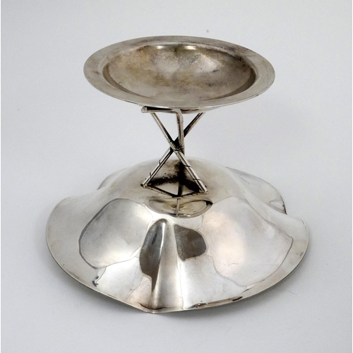 175 - A silver plate pedestal bon bon dish / small tazza, supported on three crossed golf clubs and on a c... 