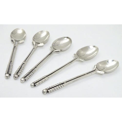 182 - A matched set of 5 silver teaspoons, the handles formed as pair of golf clubs surmounted by a golf b... 