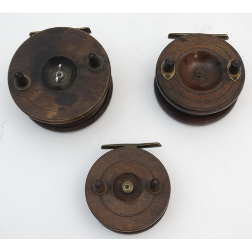 236 - Fishing : three old centre pin mahogany and brass with horn handles fishing reels , 3 1/2'' , Allcoc... 