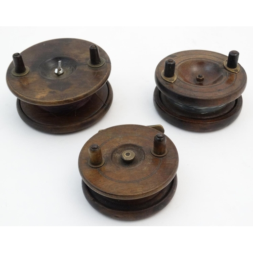 236 - Fishing : three old centre pin mahogany and brass with horn handles fishing reels , 3 1/2'' , Allcoc... 