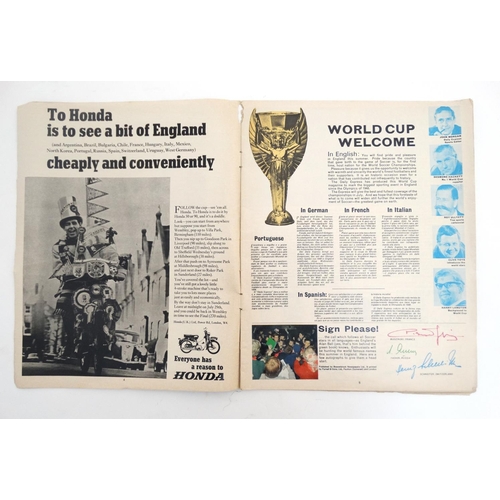 31 - Football Ephemera: '' A Daily Express World Cup Guide 1966 '' .