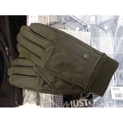 370 - A quantity of sporting/ outdoor clothing, comprising a pair of Exeat waterproof trousers size 40, a ... 