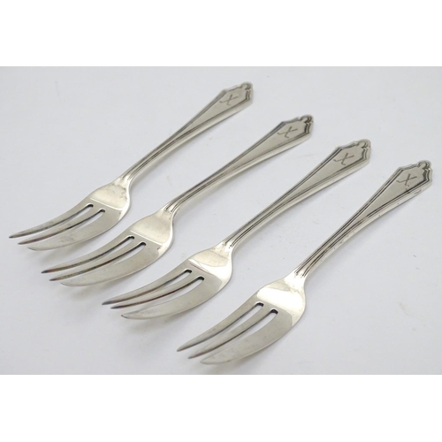 426 - A set of 4 silver cake forks with crossed golf club decoration to handles. Hallmarked Birmingham 193... 