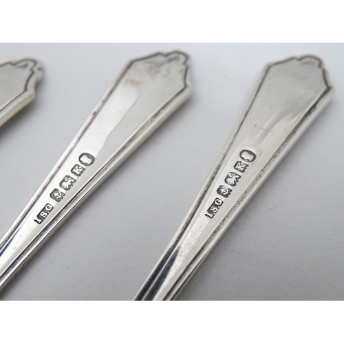 426 - A set of 4 silver cake forks with crossed golf club decoration to handles. Hallmarked Birmingham 193... 