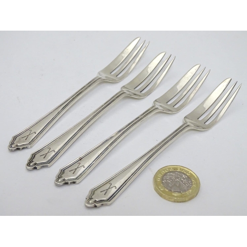 426 - A set of 4 silver cake forks with crossed golf club decoration to handles. Hallmarked Birmingham 193... 