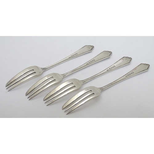 426 - A set of 4 silver cake forks with crossed golf club decoration to handles. Hallmarked Birmingham 193... 