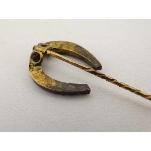 437 - A gilt metal stick pin surmounted by a horseshoe 3'' high