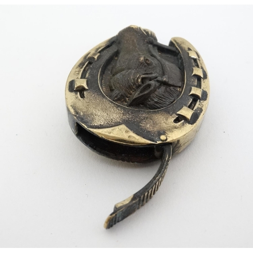 467 - A novelty brass vesta case of horseshoe form with horse head to centre. late 20thC  2'' long