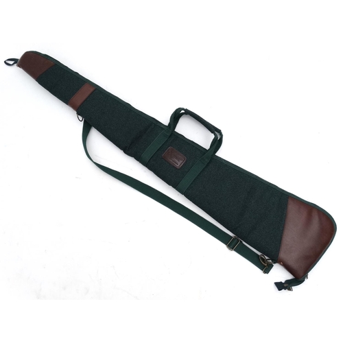 553 - Shooting: A Napier leather and synthetic reinforced gun slip, with zip opener, carry handles and str... 