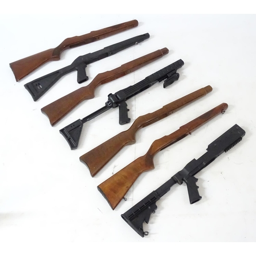 589 - Shooting: An assortment of Ruger 10/22 rifle stocks, to include both wooden and tactical / folding e... 