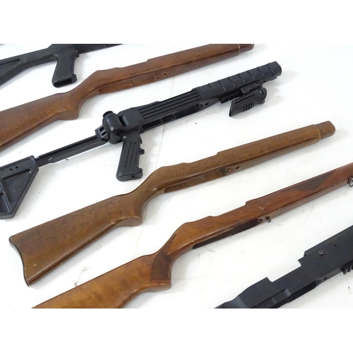 589 - Shooting: An assortment of Ruger 10/22 rifle stocks, to include both wooden and tactical / folding e... 