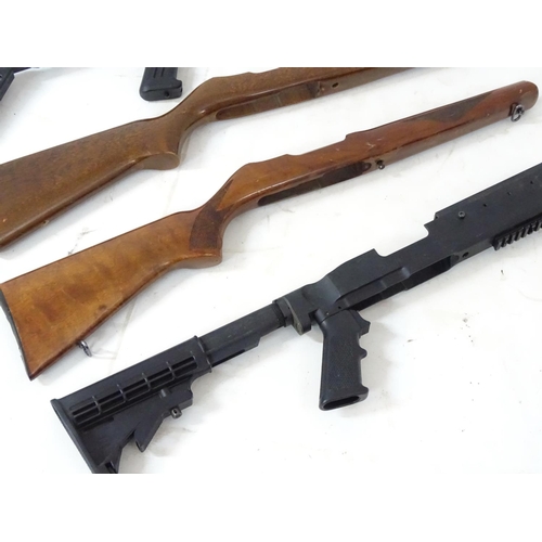 589 - Shooting: An assortment of Ruger 10/22 rifle stocks, to include both wooden and tactical / folding e... 