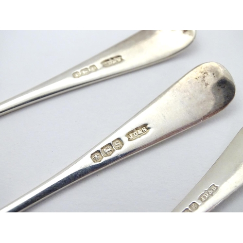 315 - 3 silver teaspoons with engraved image to handles of man playing bowls hallmarked Sheffield 1924, 19... 