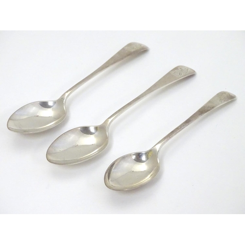 315 - 3 silver teaspoons with engraved image to handles of man playing bowls hallmarked Sheffield 1924, 19... 