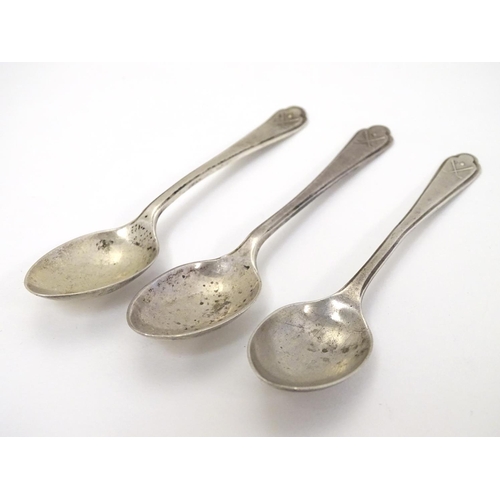 321 - A set of 3 silver teaspoon with crossed golf club and ball to handles. Hallmarked Sheffield 1933 mak... 