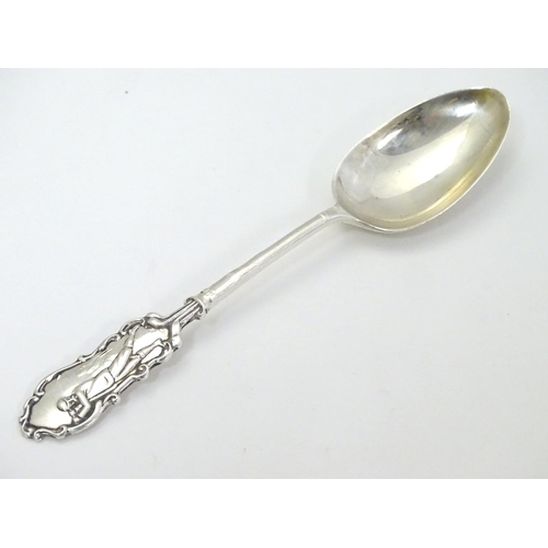 322 - Golf Interest : A silver teaspoon with decoration to handle depicting a golfer. Hallmarked 1912 make... 