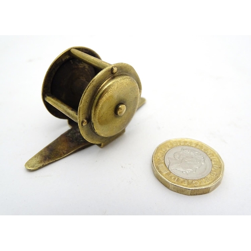 348 - Fishing : a small brass coarse fisherman's live bait fishing reel , 1 1/4'' diameter