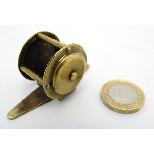 348 - Fishing : a small brass coarse fisherman's live bait fishing reel , 1 1/4'' diameter