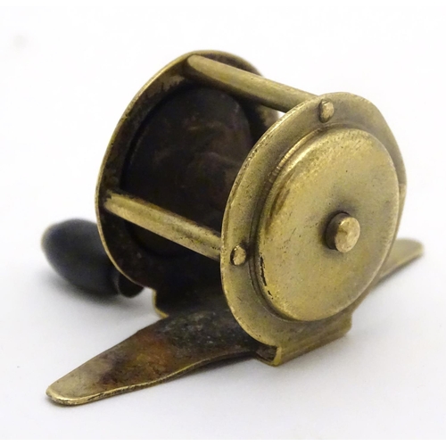 348 - Fishing : a small brass coarse fisherman's live bait fishing reel , 1 1/4'' diameter