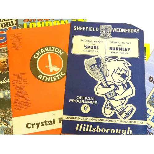 39 - A quantity of Tottenham Hotspur memorabilia to include official magazines, souvenir programmes,souve... 