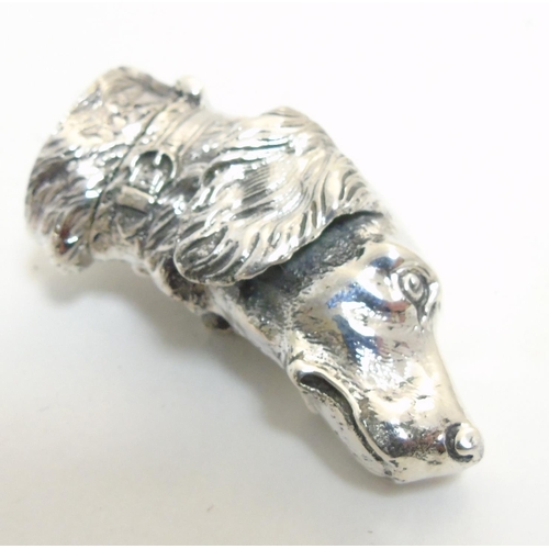 466 - A vesta case formed as a dogs head. Approx 2'' long