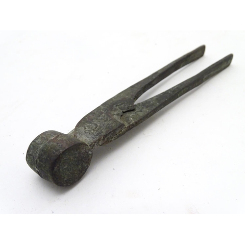 522 - Shooting: An 18thC musketball mould, of brass construction with integral scissor, 6'' long, together... 