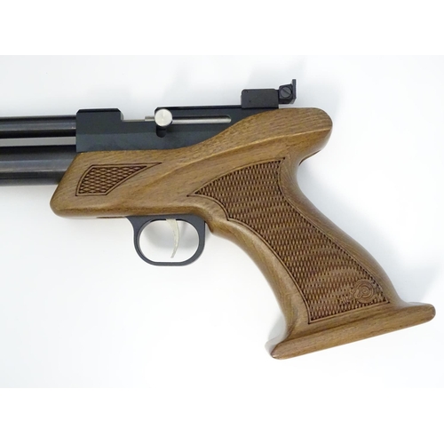 575 - Airgun: A 'CP1 Single' .177/4.5mm CO2 bolt-action air pistol by SMK, England.  9'' barrel fitted wit... 