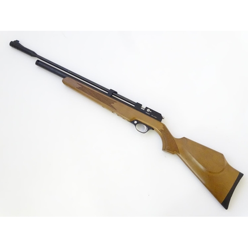 580 - Airgun: A 'PR900 Victory' .177/4.5mm pre-charged pneumatic air rifle by SMK, England.  22 1/2'' barr... 