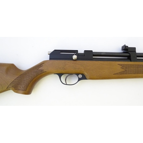 583 - Airgun: A 'PR900 Victoria' .177/4.5mm pre-charged pneumatic air rifle by SMK, England.  22 1/2'' bar... 