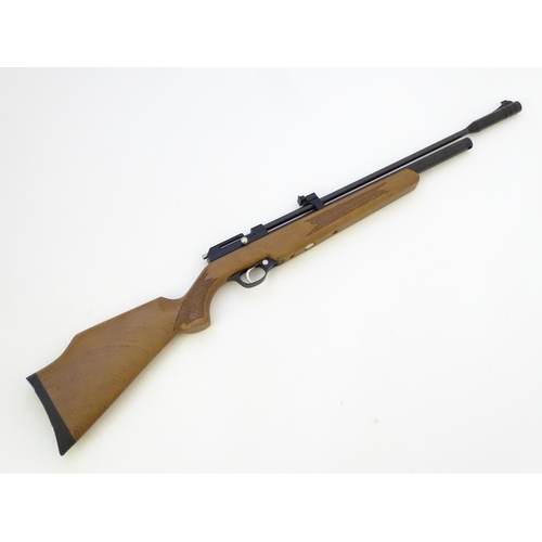 583 - Airgun: A 'PR900 Victoria' .177/4.5mm pre-charged pneumatic air rifle by SMK, England.  22 1/2'' bar... 