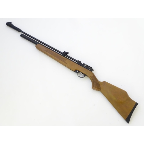 583 - Airgun: A 'PR900 Victoria' .177/4.5mm pre-charged pneumatic air rifle by SMK, England.  22 1/2'' bar... 