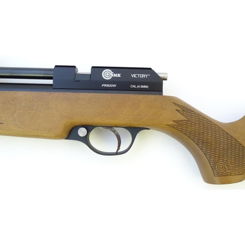 583 - Airgun: A 'PR900 Victoria' .177/4.5mm pre-charged pneumatic air rifle by SMK, England.  22 1/2'' bar... 