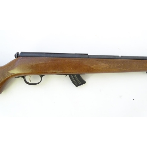 585 - Rimfire rifle: A 'Mark II' bolt-action .22LR rifle by Savage, USA. 20 3/4'' barrel, threaded for sou... 