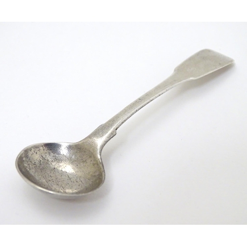 124 - A Geo III silver fiddle pattern salt spoon hallmarked London 1815 maker SH 3 3/4'' long