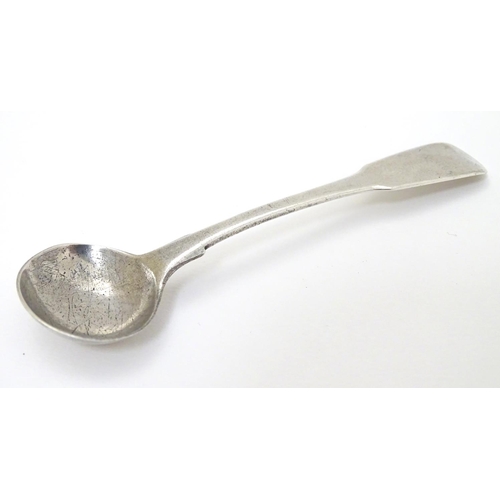 124 - A Geo III silver fiddle pattern salt spoon hallmarked London 1815 maker SH 3 3/4'' long