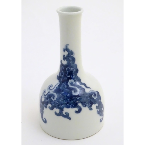 14 - A Chinese blue and white bottle vase with a stylised, scrolling cloud pattern. Character marks to ba... 