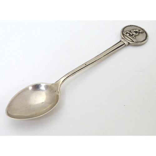 178 - Lawn Bowls Interest : A silver teaspoon with image to handle depicting a bowls player. Hallmarked Bi... 