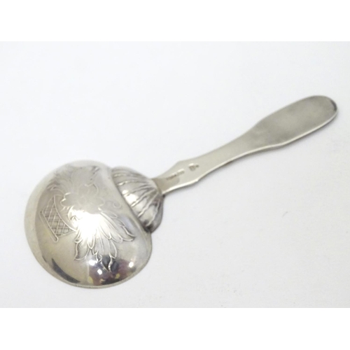 193 - A Portuguese .833 silver tea caddy spoon with engraved decoration and marked Topazio. 3 1/4'' long (... 