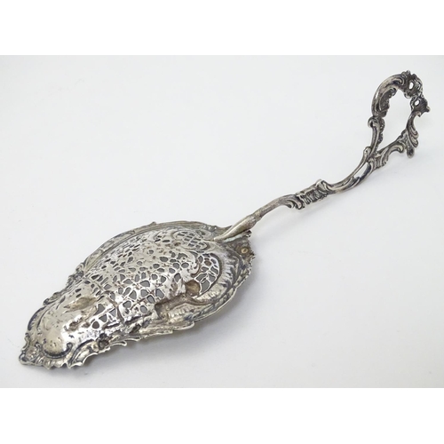 222 - A silver bon bon server with import marks for London 1900 William Moering 7 1/2'' long