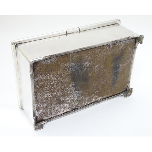 237 - An Art Deco silver table top cigarette box with engine turned decoration, central handle and two hin... 