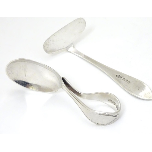 256 - A silver child's spoon and pusher hallmarked 1927 maker Arthur Price & Co. (36g)