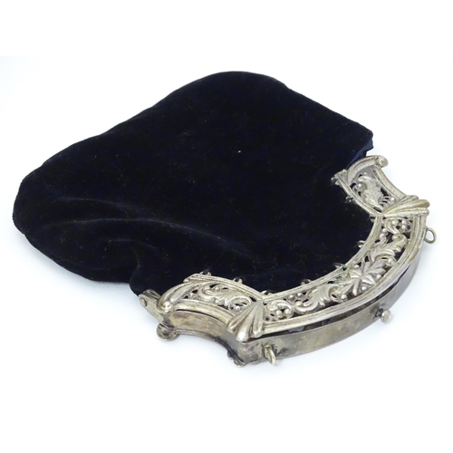 263 - A ladies purse / handbag with Continental silver mount. Approx 4 3/4'' wide