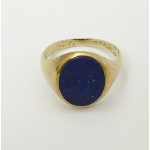 281 - A  Gentleman's 1960's 9ct gold signet ring set with lapis lazuli