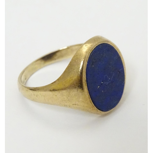 281 - A  Gentleman's 1960's 9ct gold signet ring set with lapis lazuli