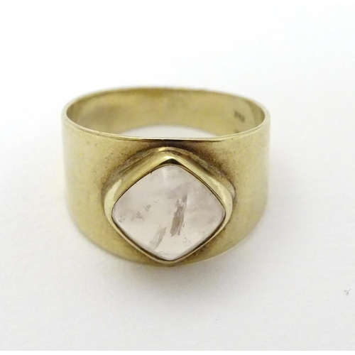 286 - A vintage 8ct gold signet ring set with rock crystal cabochon.